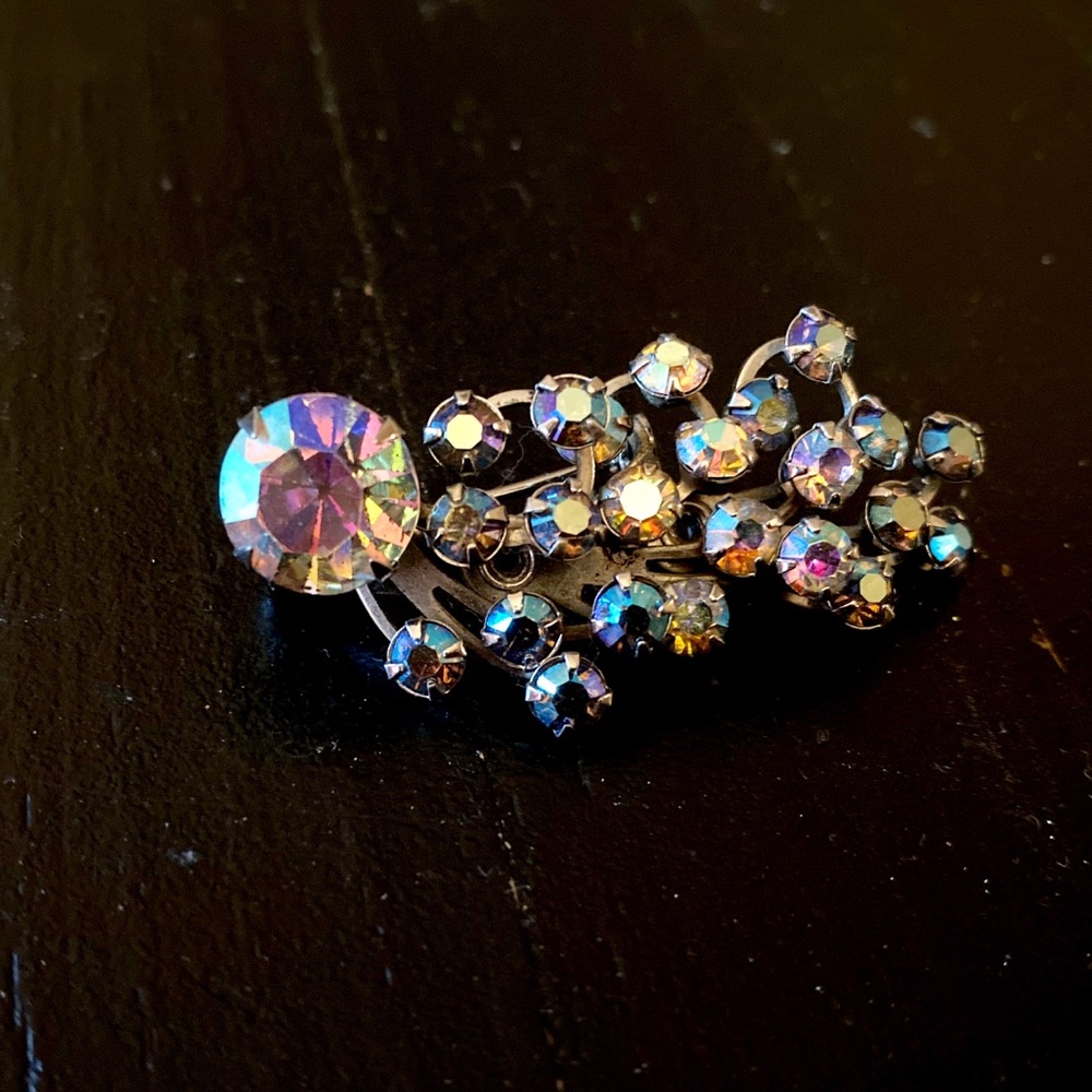 Beautiful vintage rhinestone pin